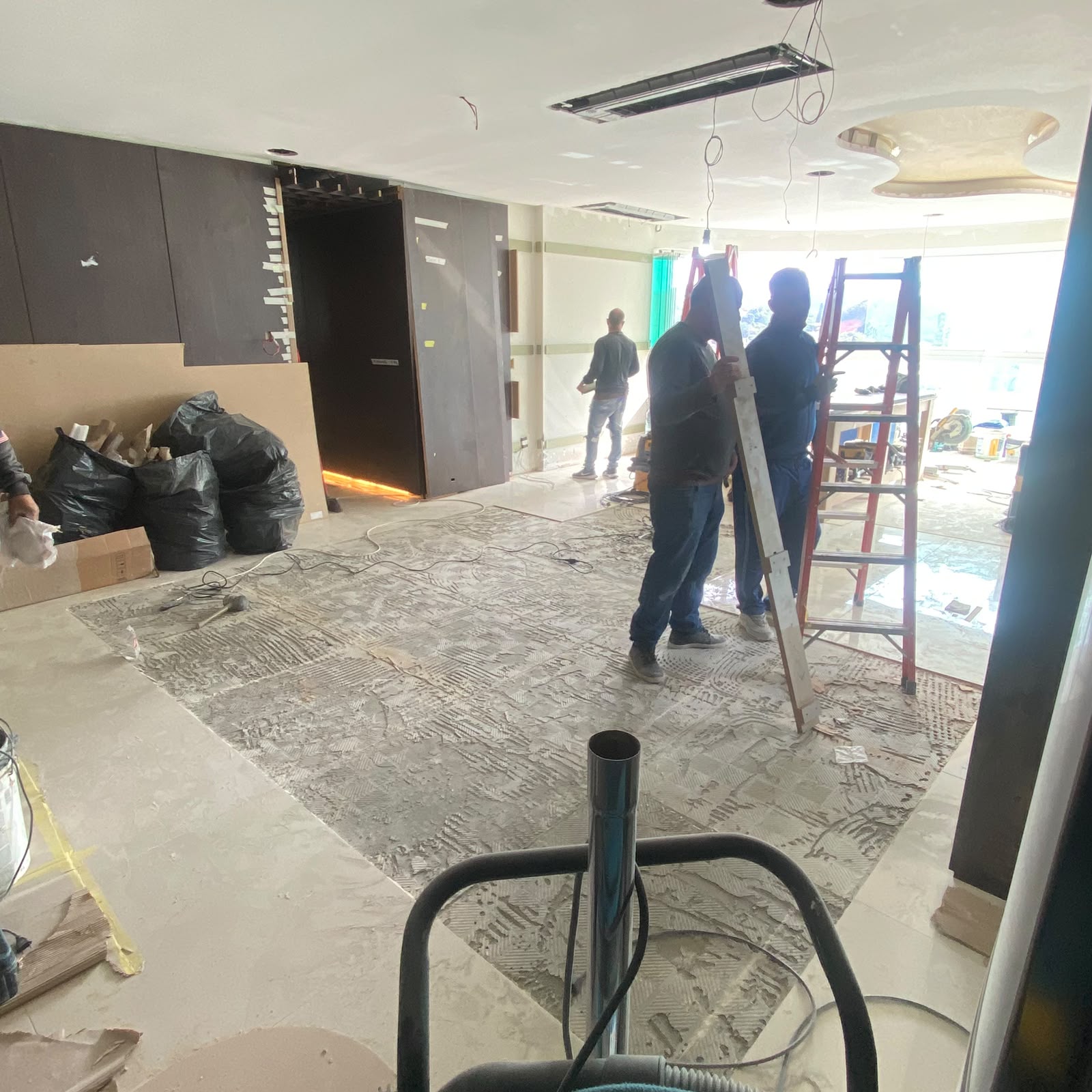 Remoção do porcelanato existente — preparação da base para o novo piso.
