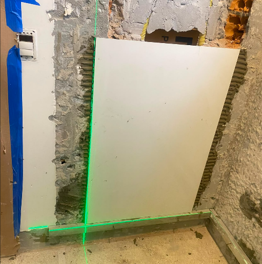 Esquadrejamento e nivelamento a laser antes do assentamento das peças.