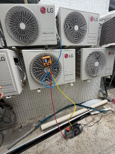 Instalação de condensadoras de ar-condicionado — carga e teste do sistema.