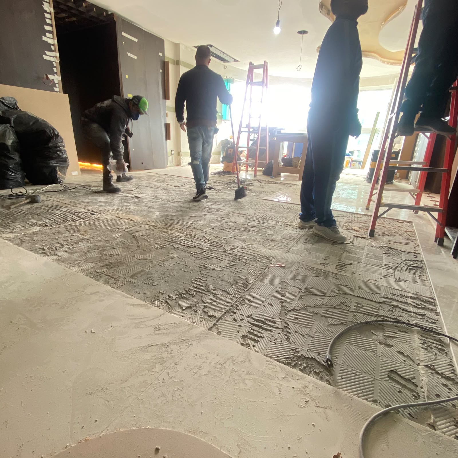 Limpeza da base após remoção do piso antigo.