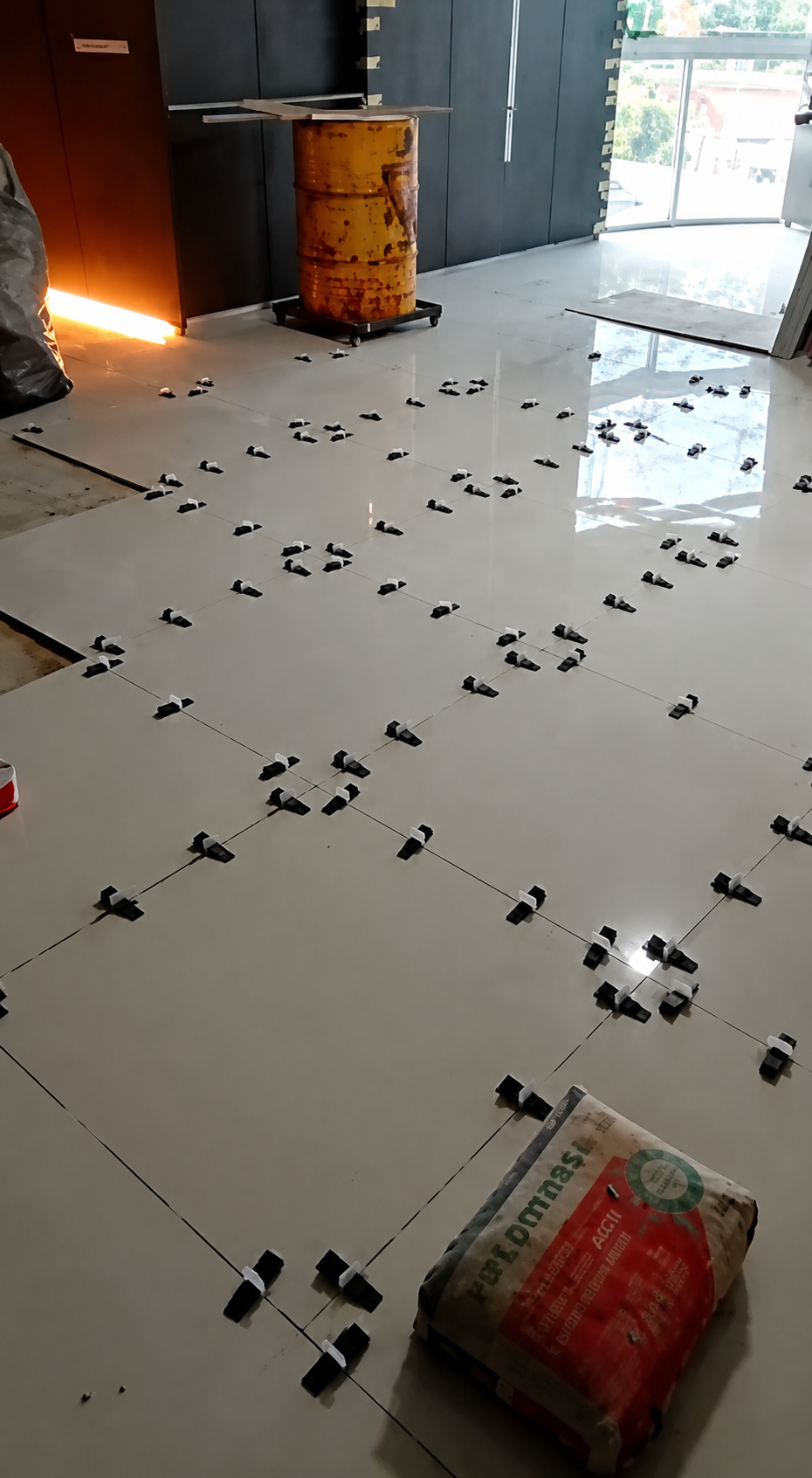 Fase de colocação do novo porcelanato — assentamento e nivelamento das peças.