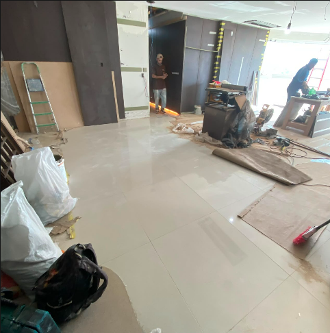 Novo porcelanato assentado — ambiente com nivelamento finalizado.