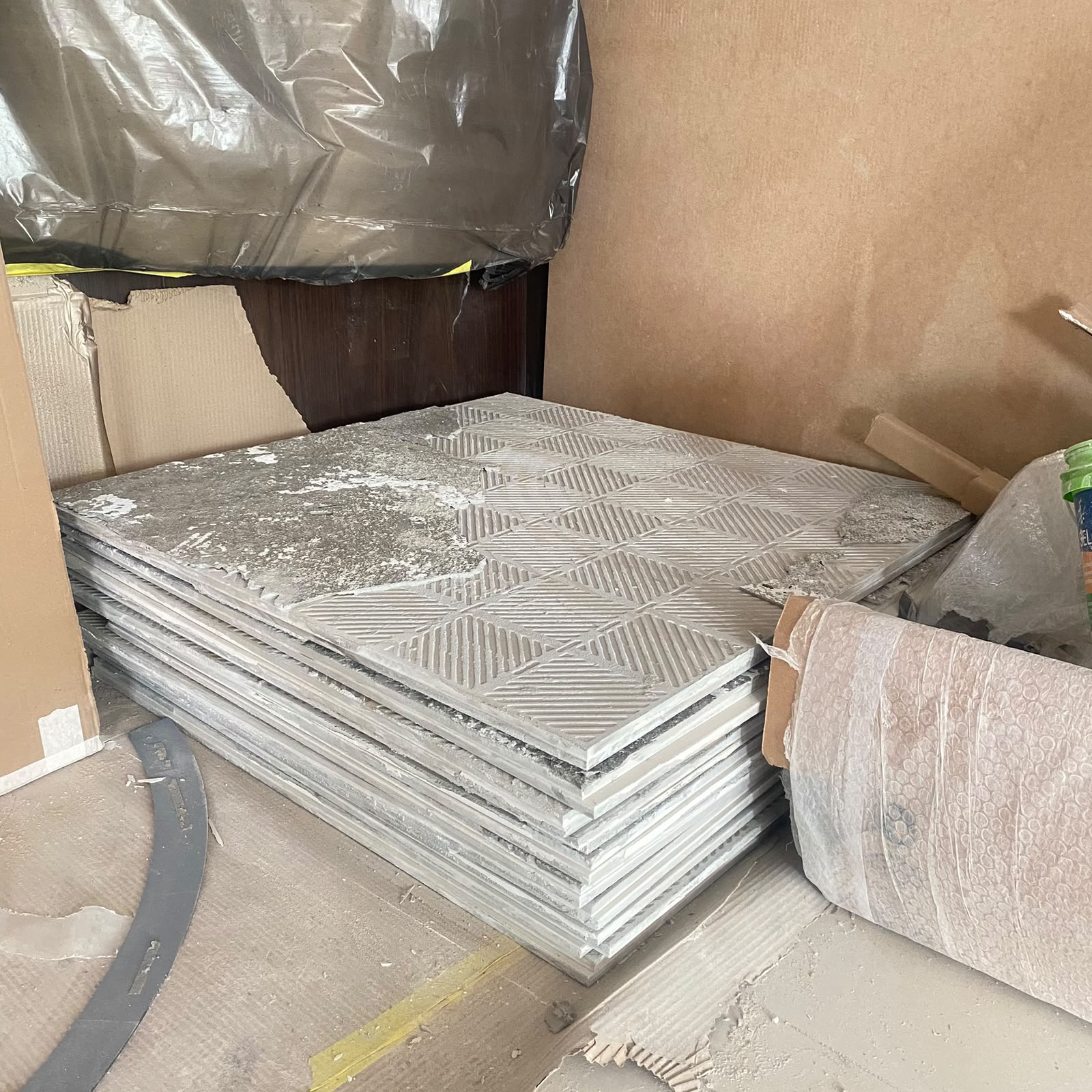 Porcelanato removido — material organizado para descarte.